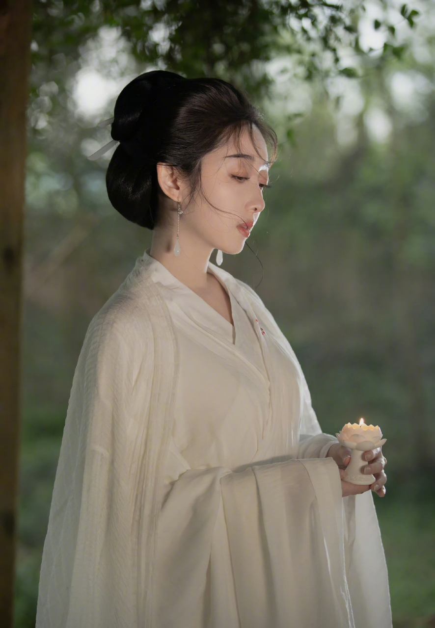 明星# #蒋梦婕#  蒋梦婕一袭古风写真,婀娜多姿美丽动人.