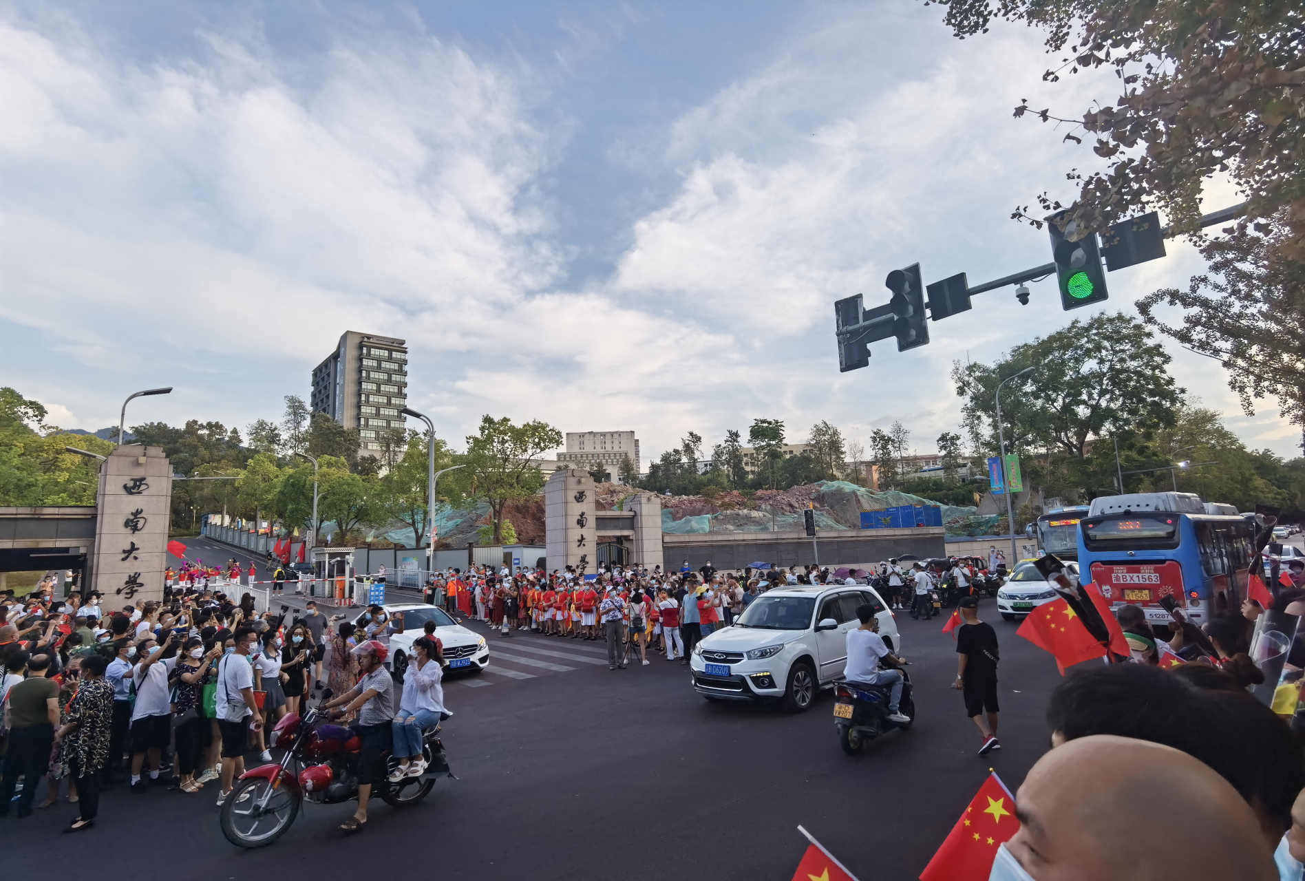 8月27日早晨,西南大學門前,北碚人民等在路兩邊,歡送雲南森林消防勇士