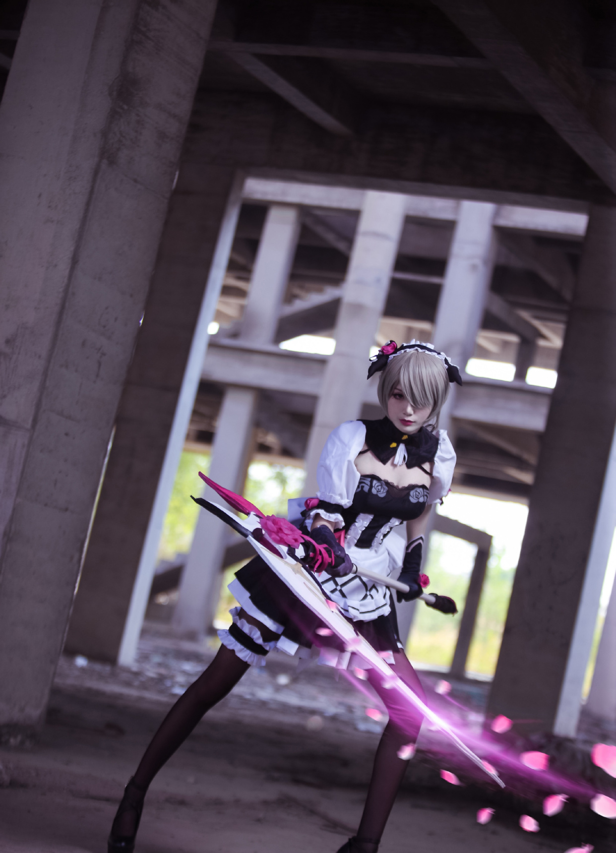 cosplay:《崩坏3》丽塔·洛丝薇瑟,死神镰刀配鲜花特效感觉好帅气