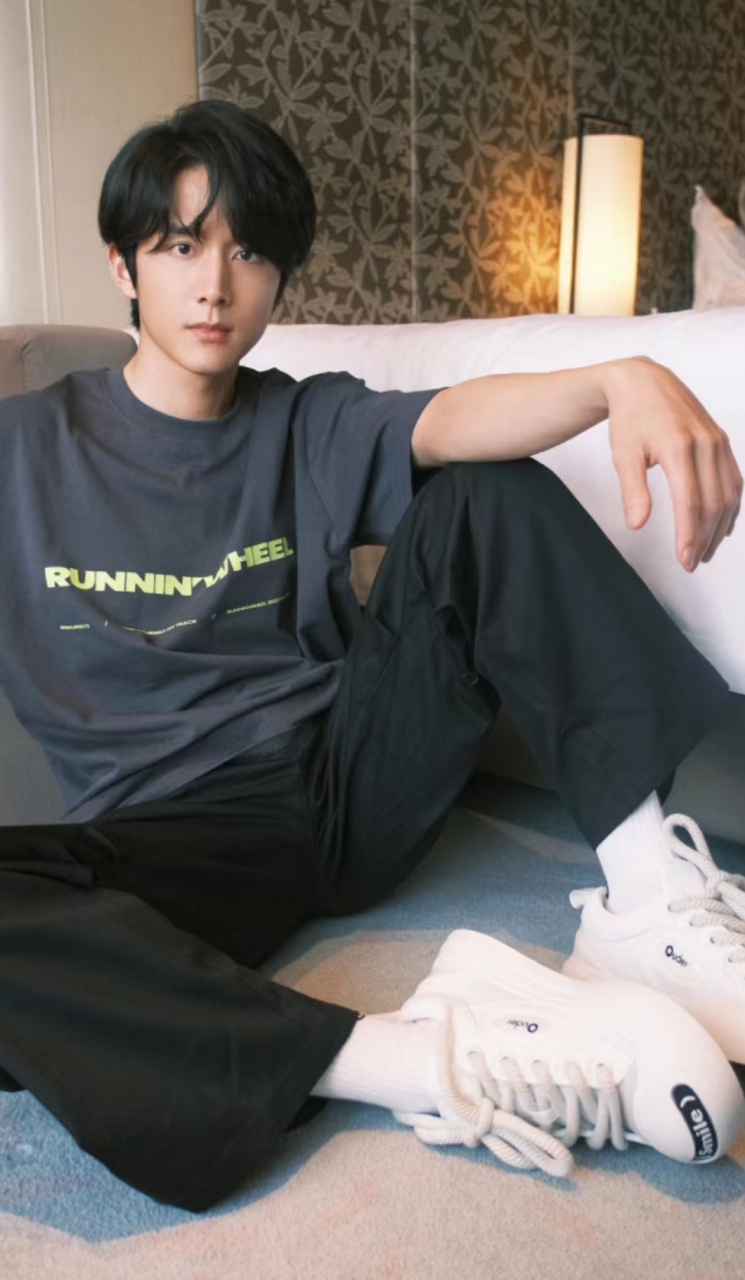 张新成晒生活照脸瘦了,鼻子显得更加立体,头发再短一点会更清爽.