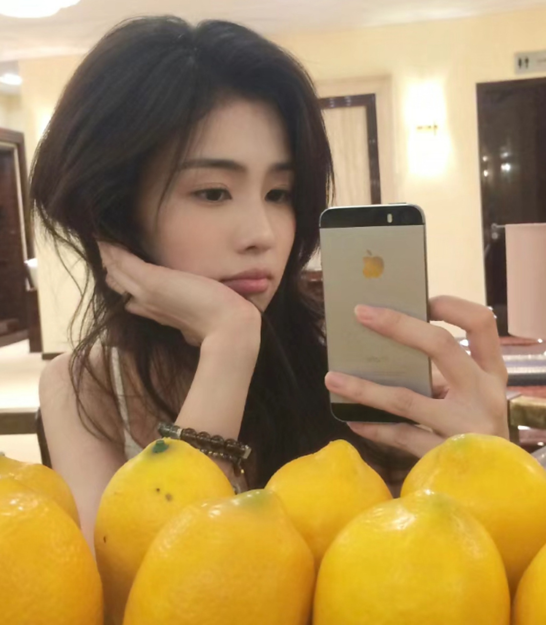 白鹿分享居家自拍照慵懒感十足,她在镜头前那种眼神是很有故事的感觉