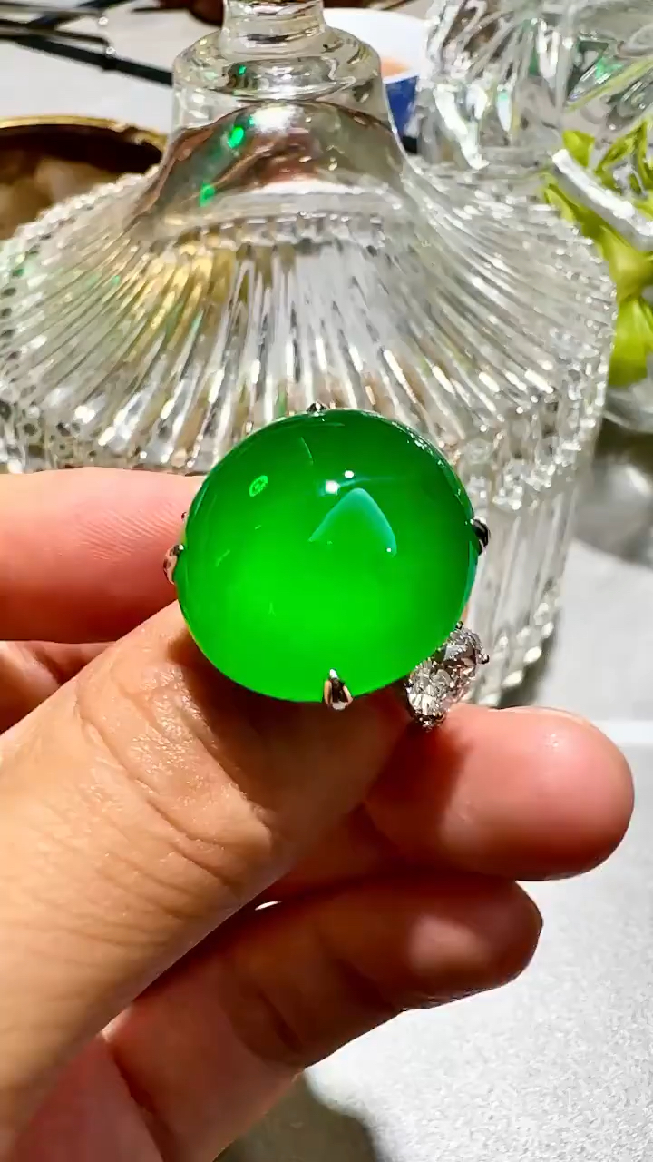 正阳绿蛋面戒指,翠色浓郁,玉质细腻光滑,种色兼备的蛋面