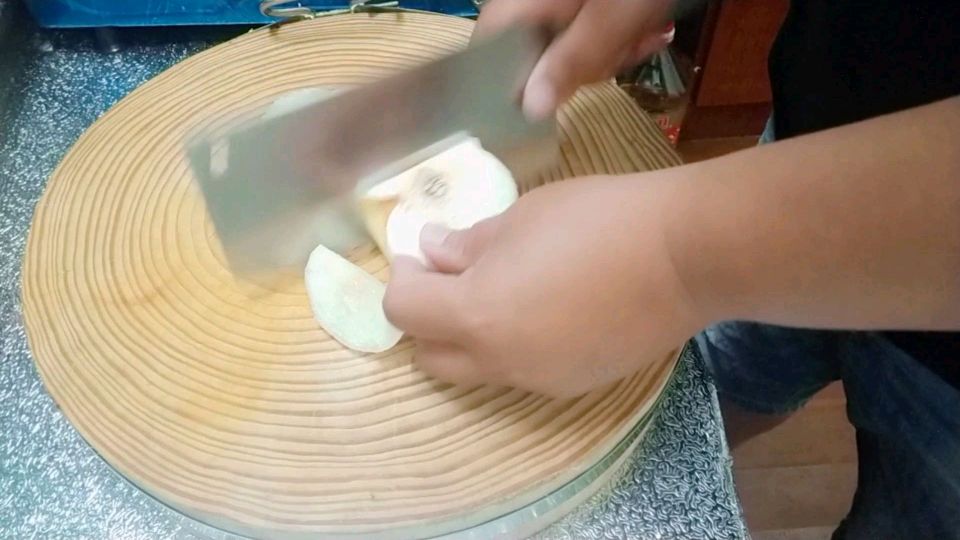 冰糖雪梨汤清肺化痰,生津止渴,汤汁清甜可口沁人心脾