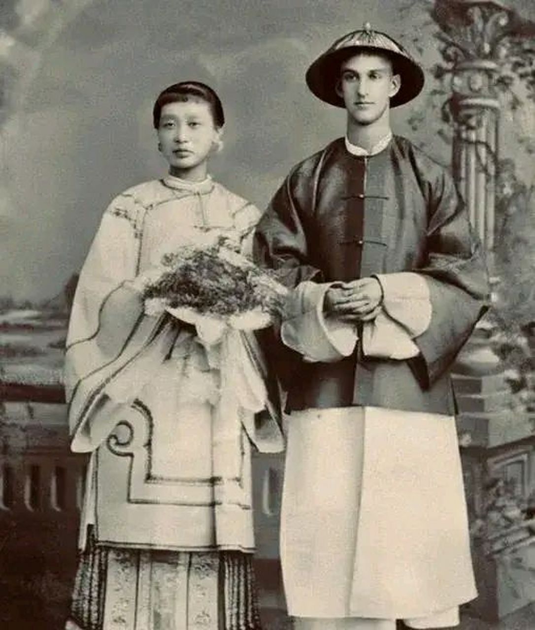 100多年前的跨国婚姻  1888年,一场中西合璧的婚礼,照片中的新娘是