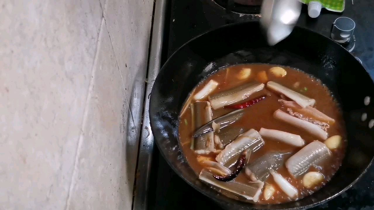 蒜烧鳗鱼色泽红亮蒜香浓郁,2块鱼配米饭太好吃了,1粒米都没浪费