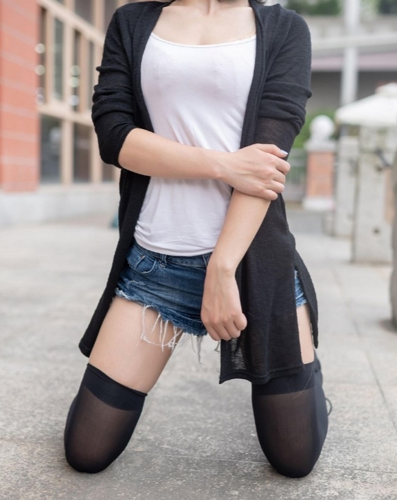 街拍黑丝过膝长袜,青春气息十足