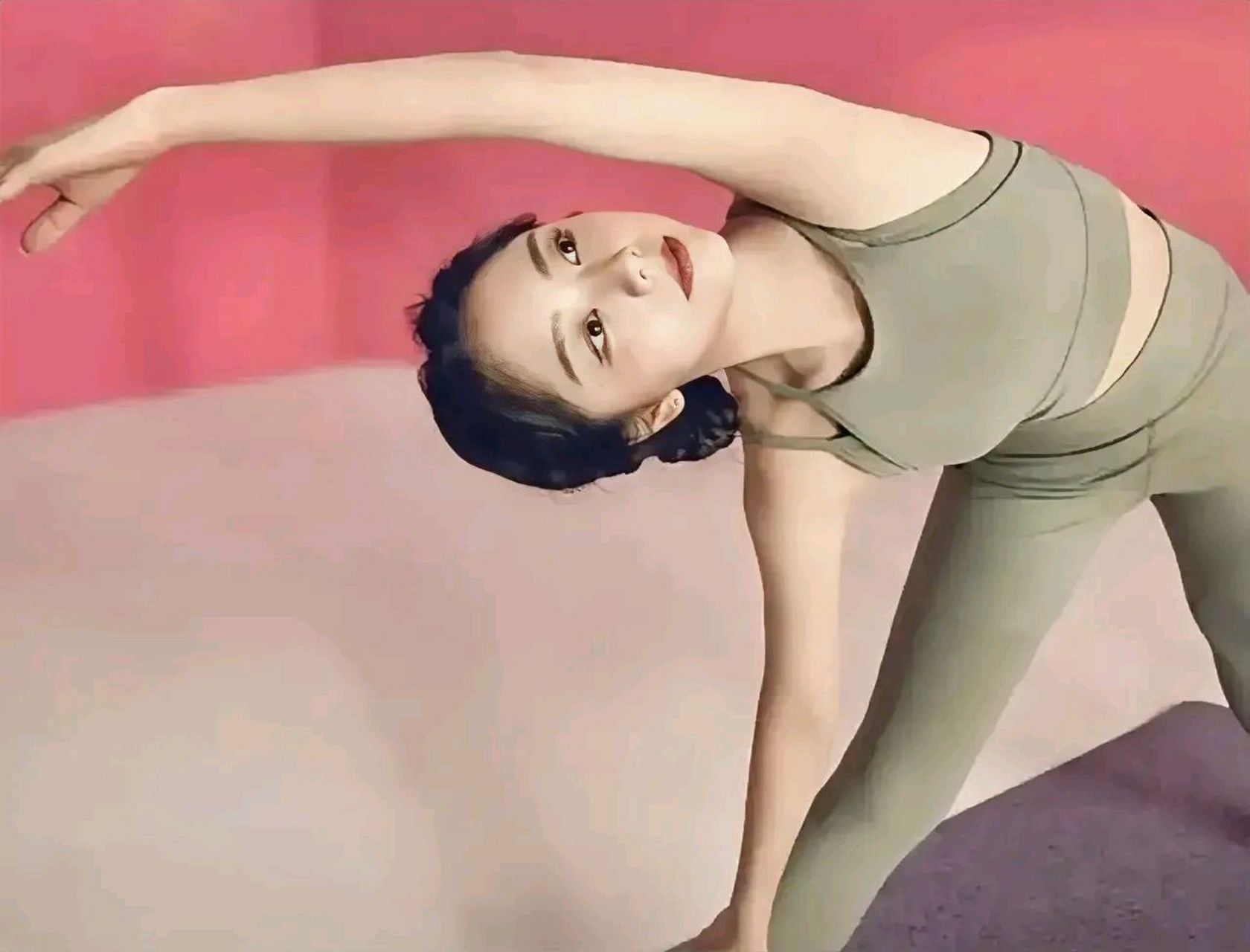 谭松韵瑜伽的动作真美,每一次她的身体在柔软的动作中展现出优雅与