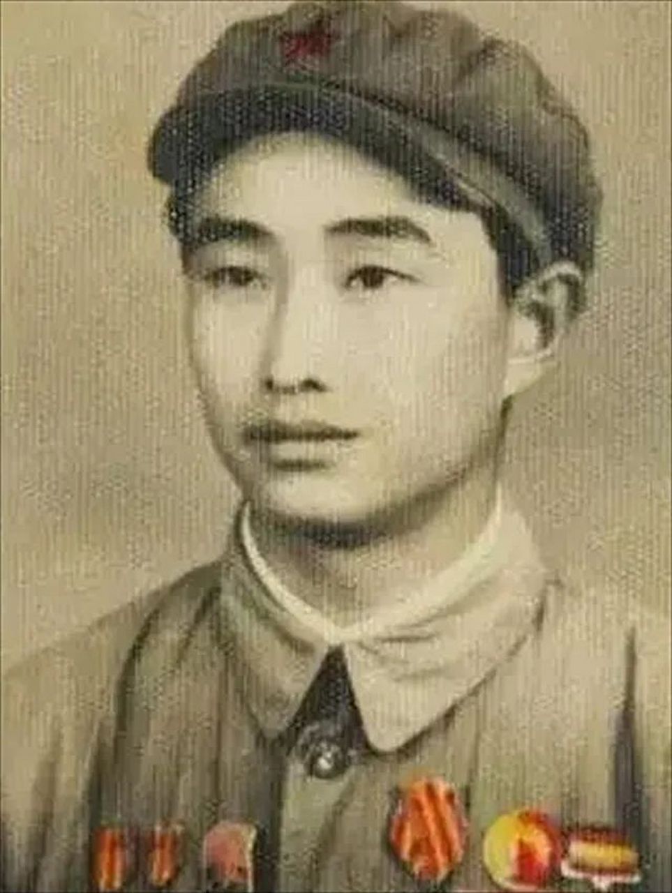 1943年,日军空袭时,八路军18岁战士宋岭春躲在草丛里,看着距离不到100