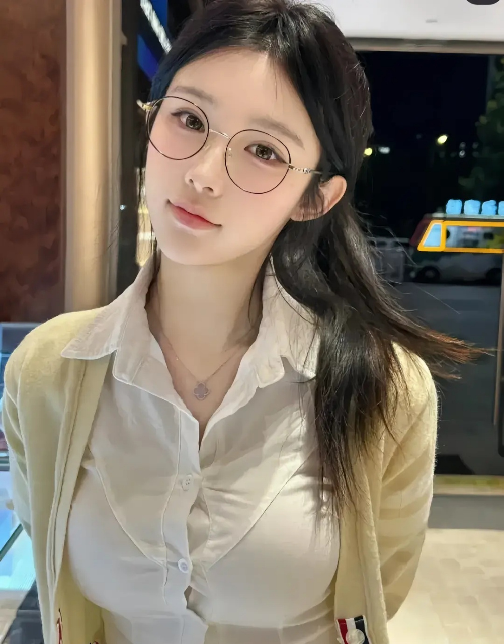 小姐姐长相清纯可爱,五官端正,戴上眼镜有点淡淡的校园学妹风,美得
