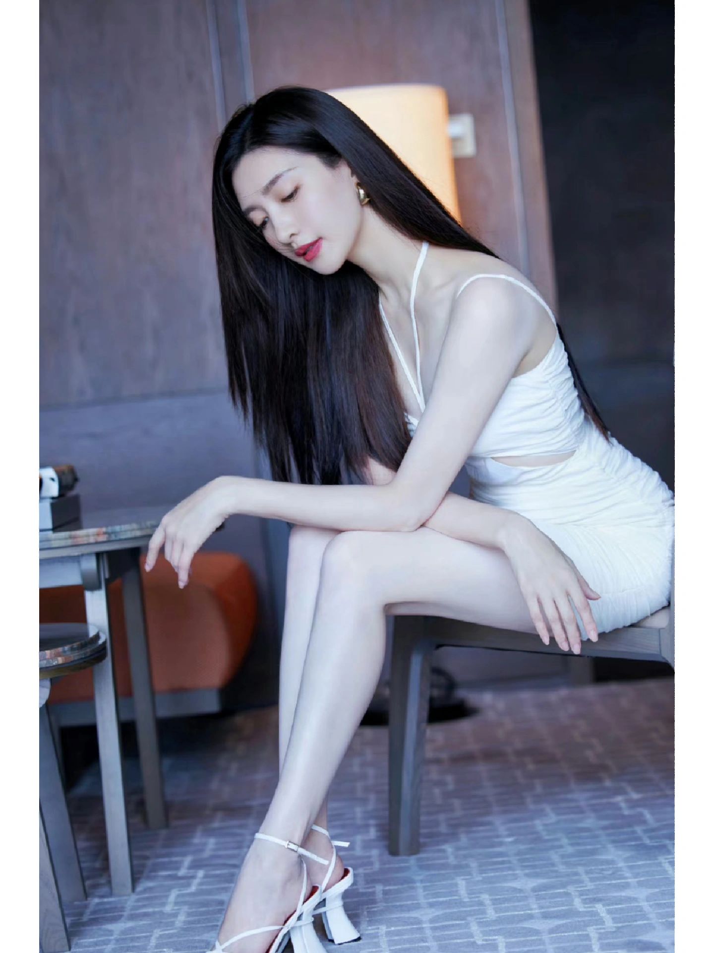江疏影性感露背白色吊带裙:修身显瘦,褶皱紧身,展现优雅气质