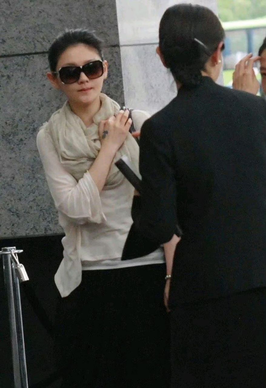 大s在机场的照片,看起来状态不错,现在工作量也少了,都是吃喝玩乐.