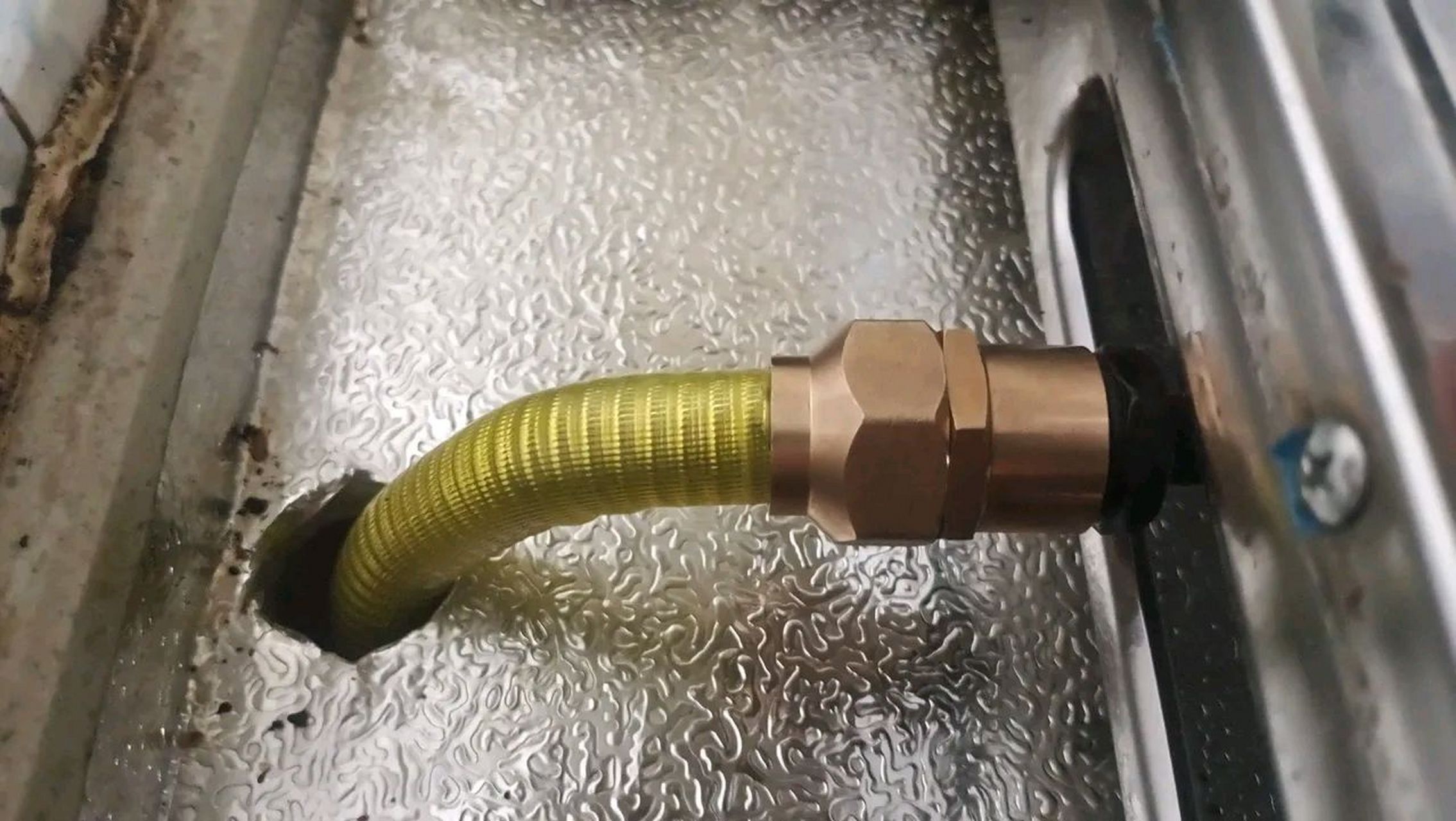 燃气公司盯上我家这个燃气灶软管,说了要我一星期内更换,不换将停气.