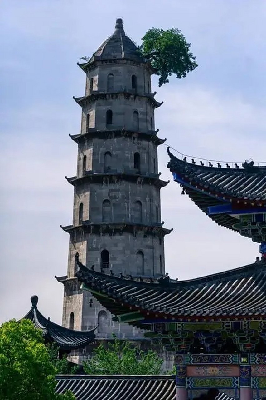 青云塔在黄冈地区黄州市黄州镇南1.5公里长江边的钵盂峰上.