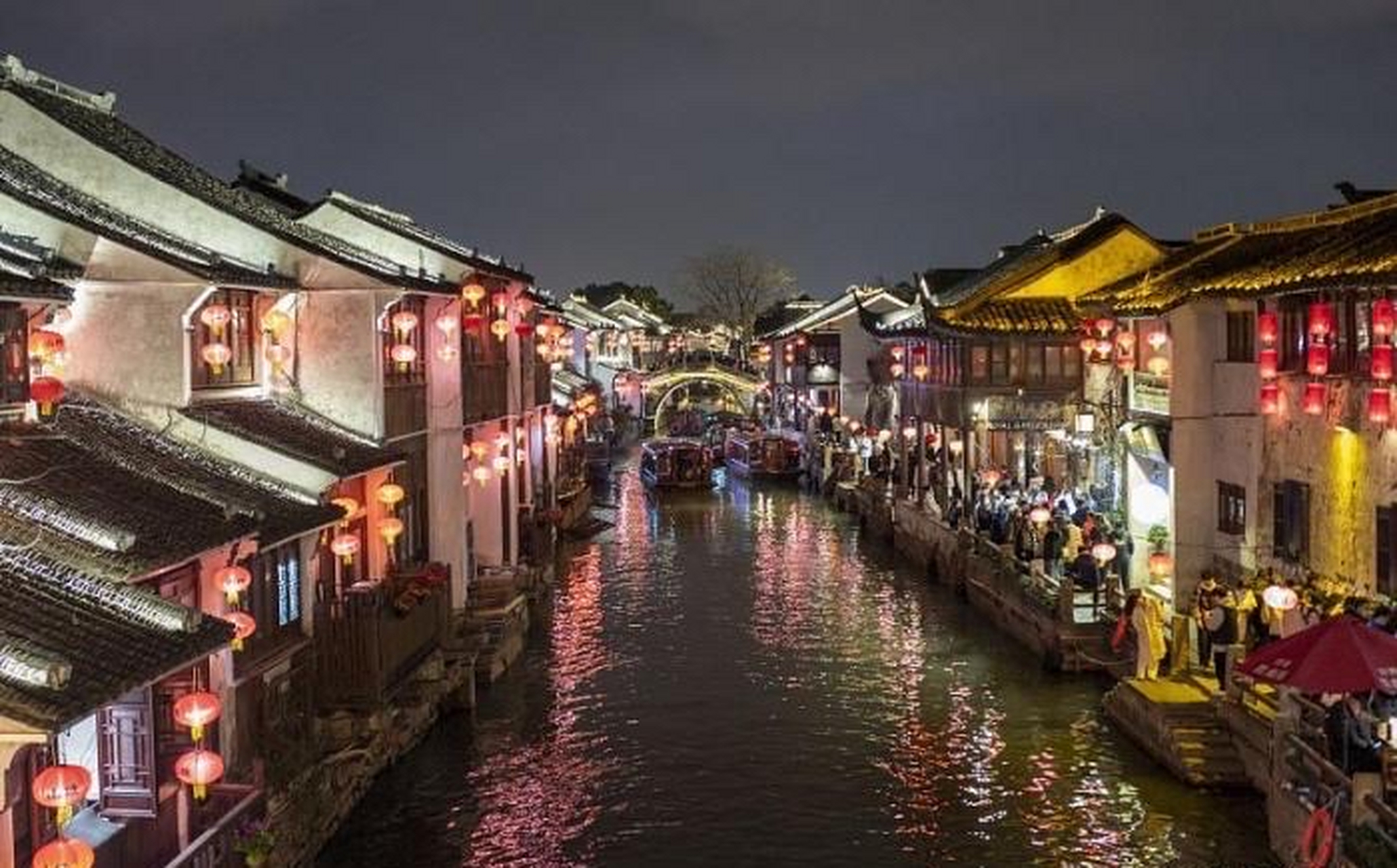 山塘街是苏州最具代表性的历史文化街区之一,街道两旁的建筑有数百年