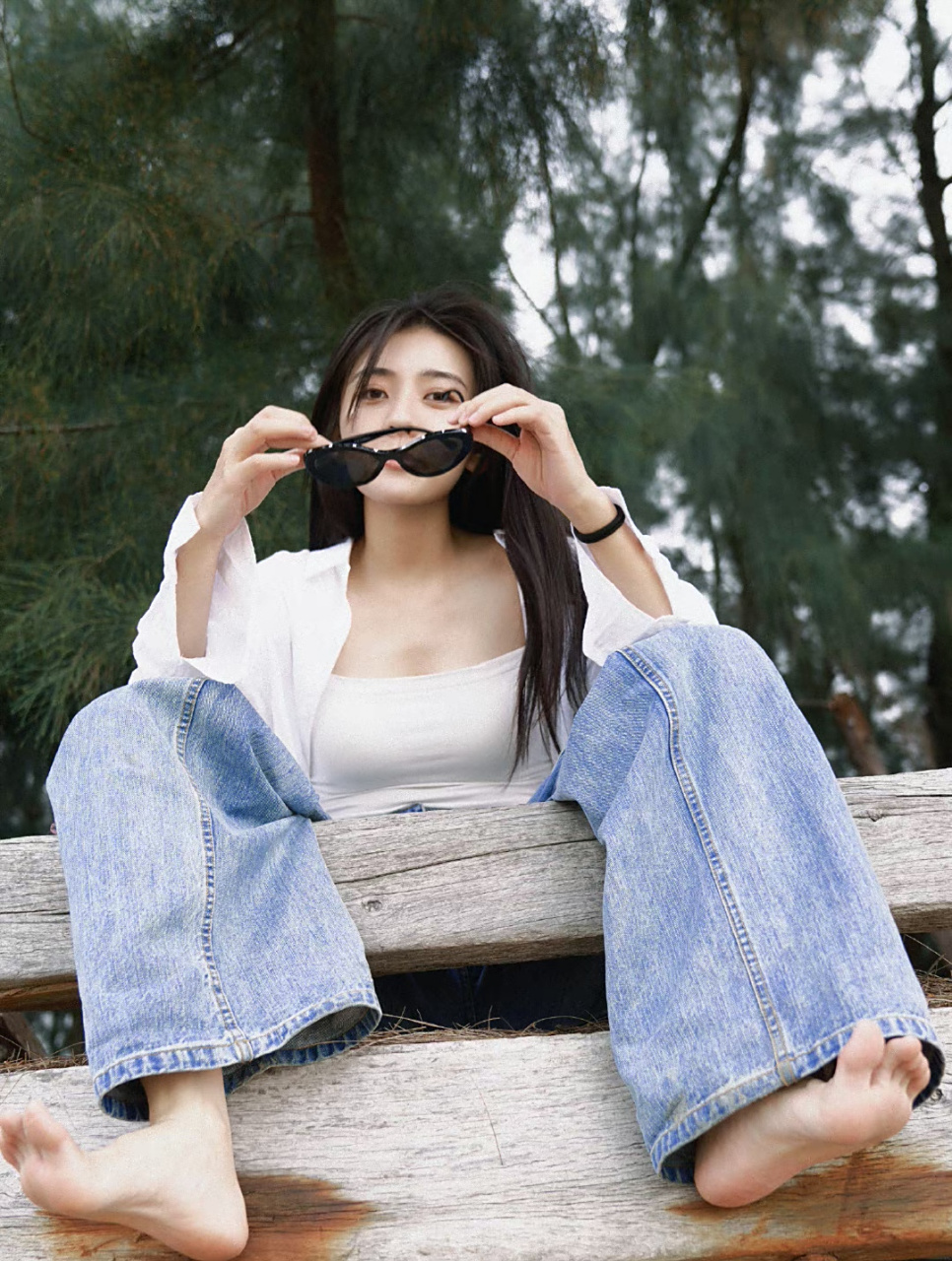 梁洁# 身穿白色衬衫,配牛仔裤,青春靓丽,甜美酷飒,御姐范十足