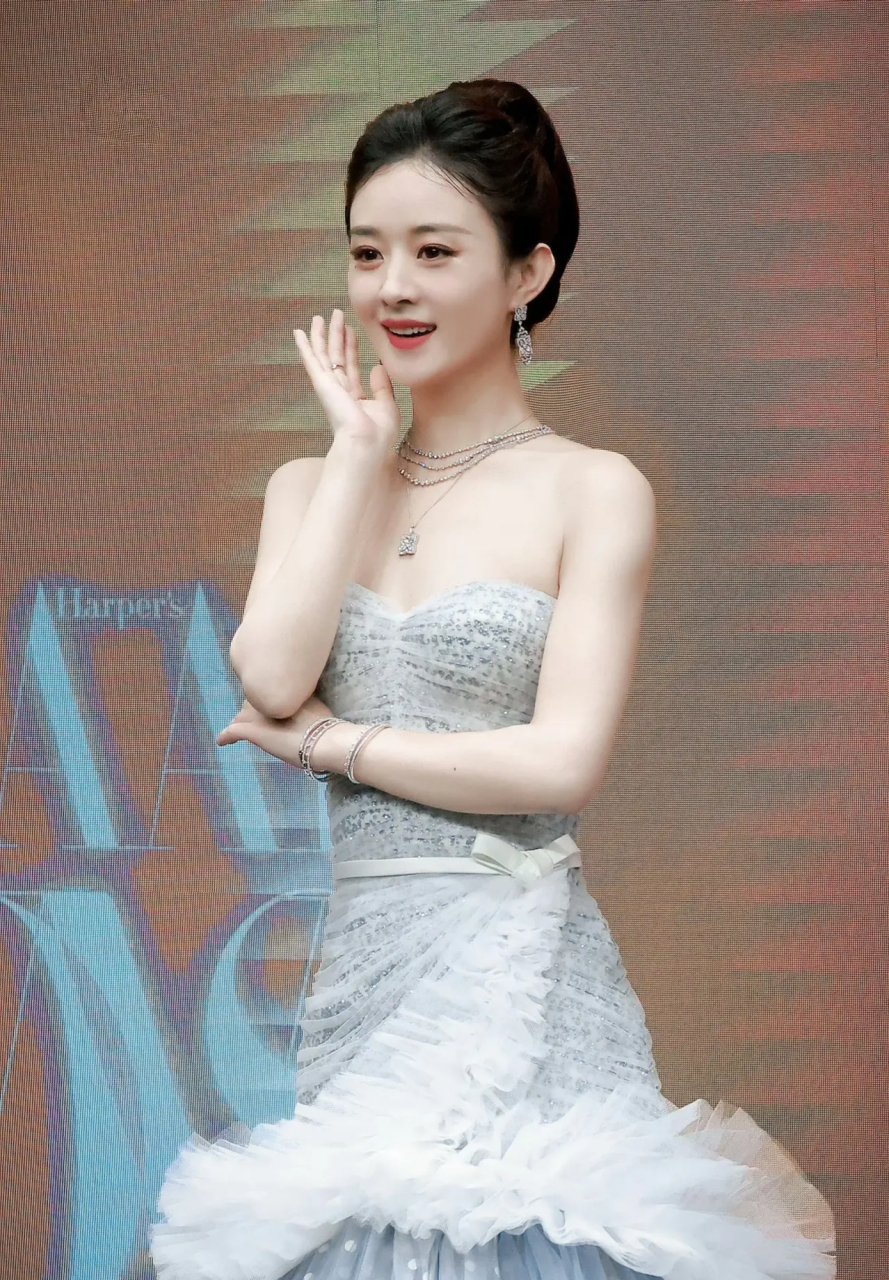 赵丽颖衣品越来越好了,这个银色抹胸礼服裙配盘发造型太美了,大气优雅