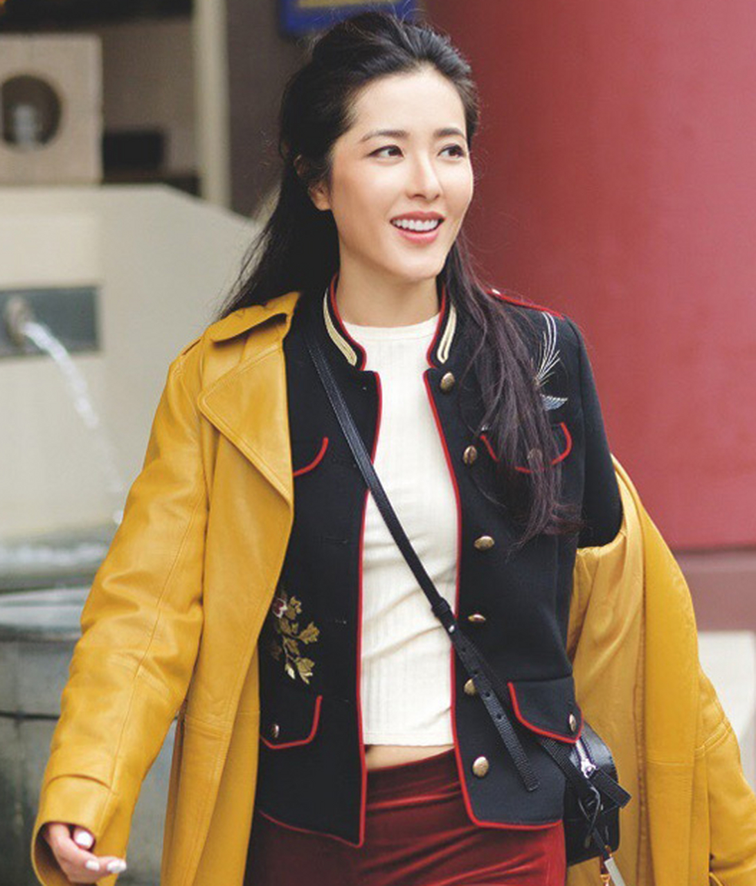 曾黎,1976年9月17日出生于湖北省荆州市,中国内地女演员,国家二级演员