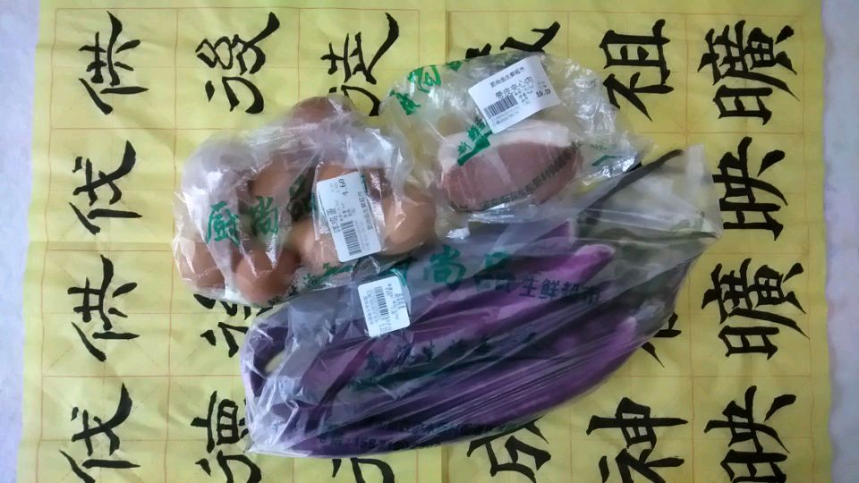 当代国画家徐鹤～买的杭线茄猪肉和鸡蛋,特别喜欢吃家常炒菜!