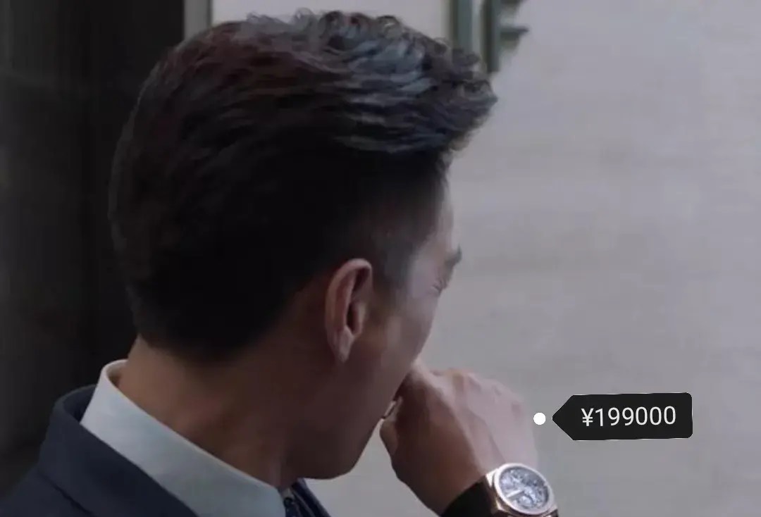 靳东在《精英律师》中,剧中戴的手表全是名牌,最便宜的十三万