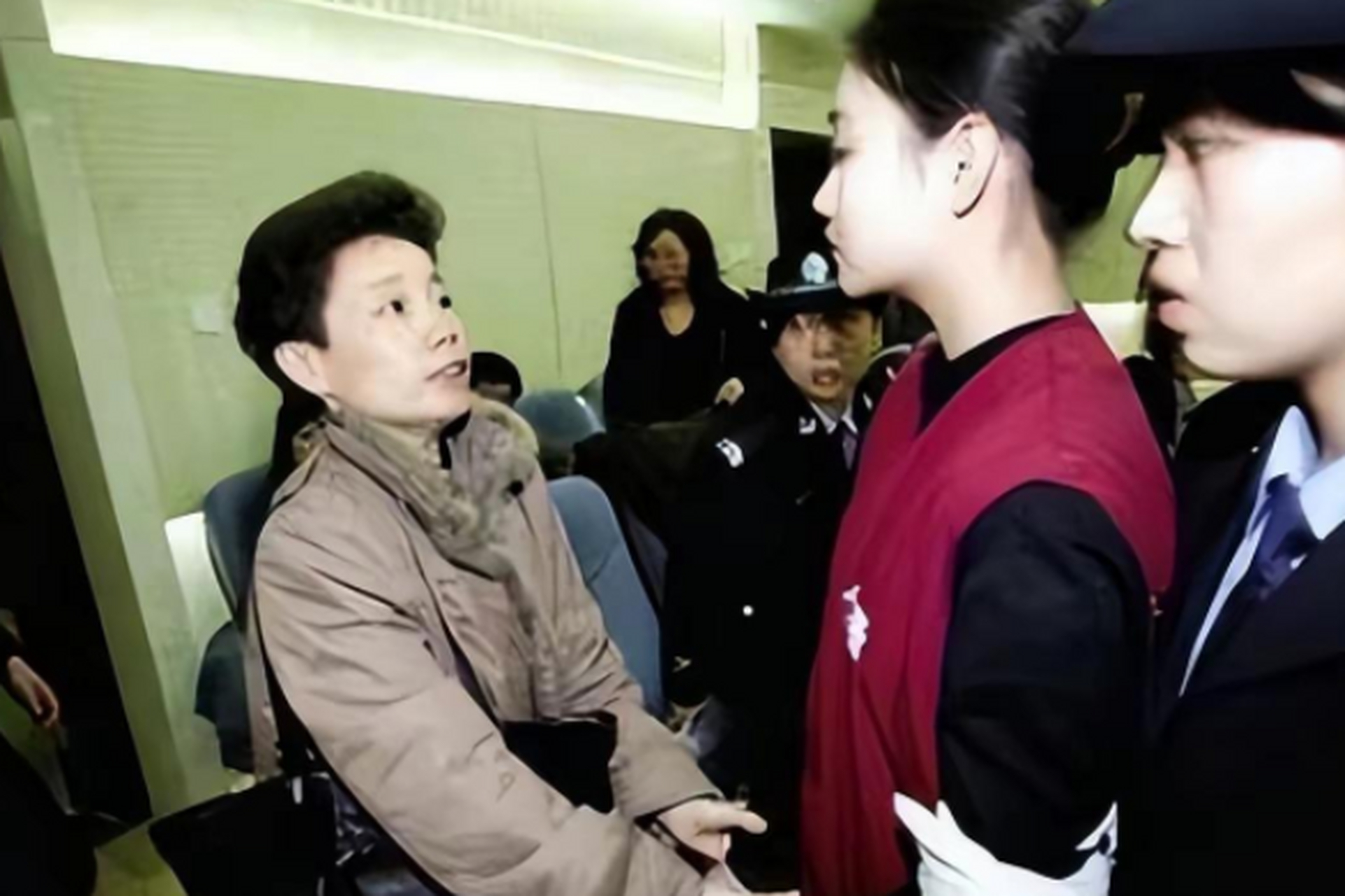 2006年,19岁的北京女模特张笑,为给男友买保时捷,她竟然诈骗世界冠军