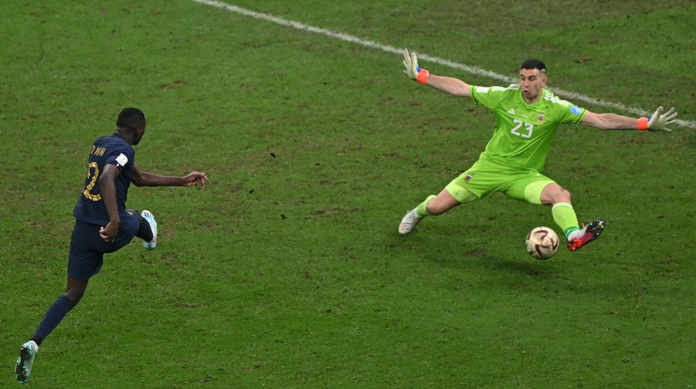 还记得卡塔尔世界杯决赛第122分钟,阿根廷门将大马丁的那个神扑吗?