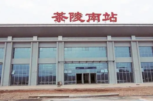 株洲茶陵南站候车厅开放时间引争议 旅客炎炎夏日外排队