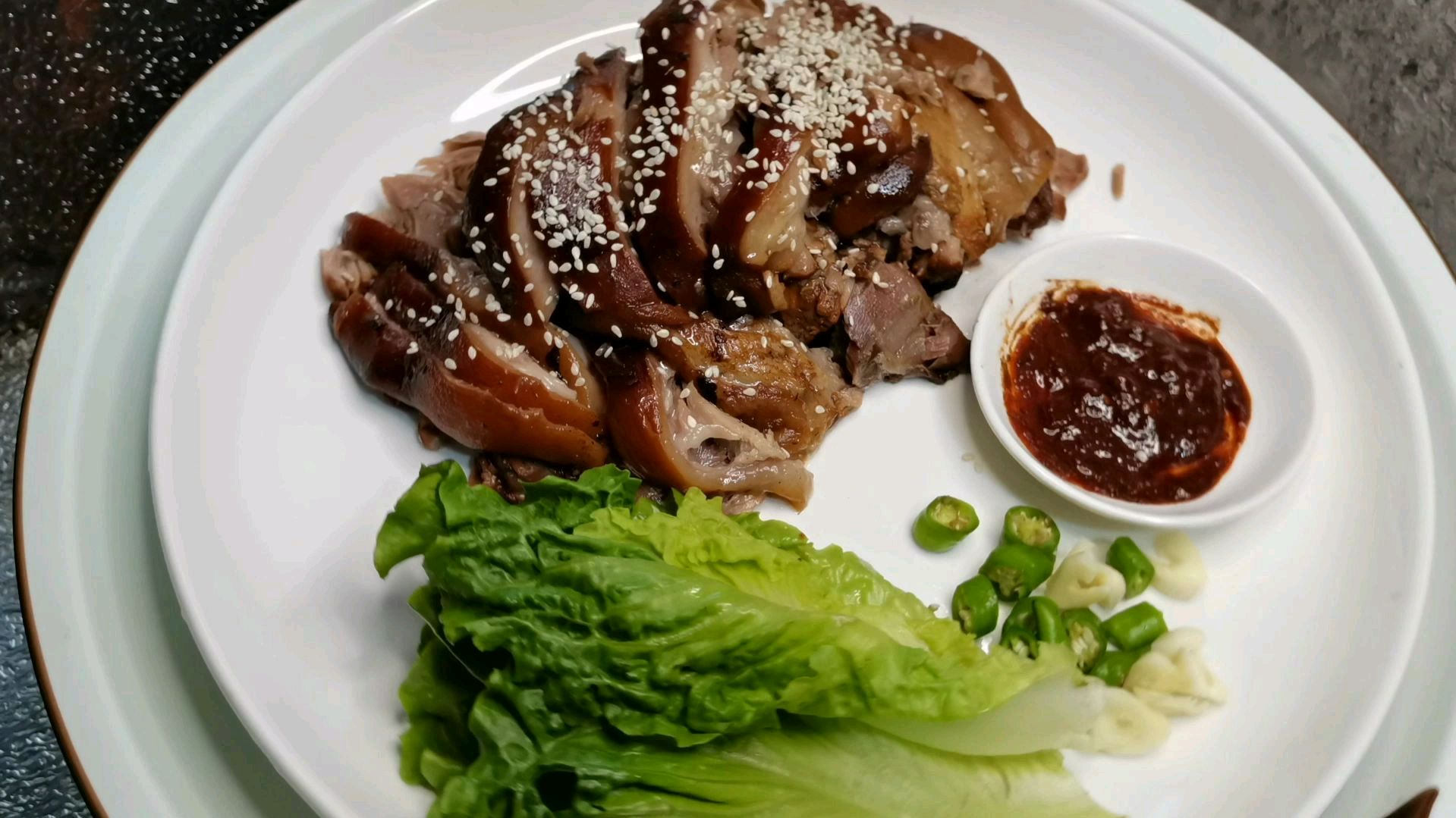 酱肘子这样配调料,酥软酱香味浓,肥而不腻,好好吃