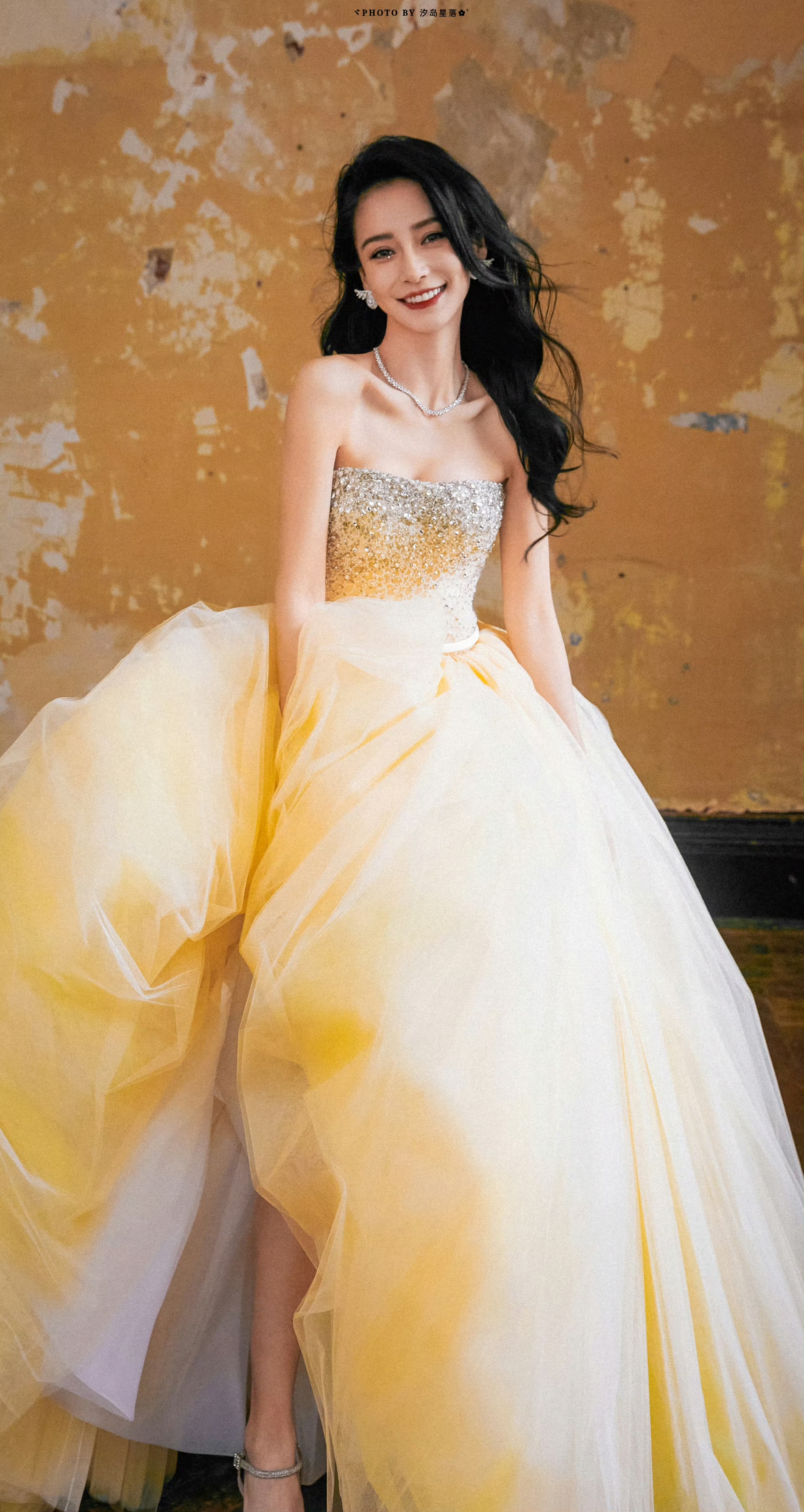 杨颖身着婚纱裙写真,笑起来真甜宛如一个幸福的女人