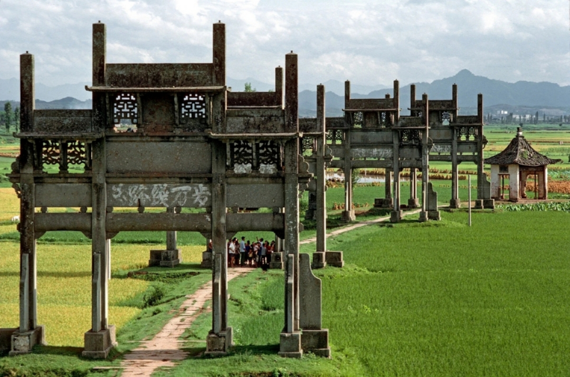 1981年,安徽歙县棠樾村牌坊,这些极具中国古代特色的建筑,一座接一座