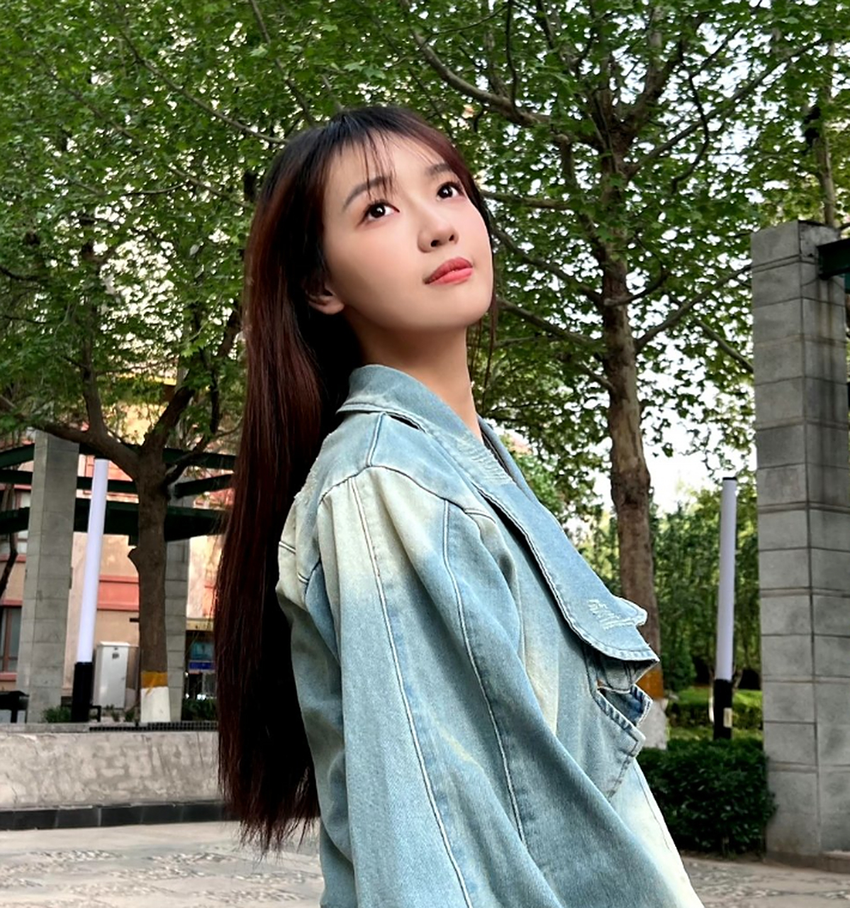 秦牛正威昨天订婚,有网友发现她的名字改成了秦语鹿.