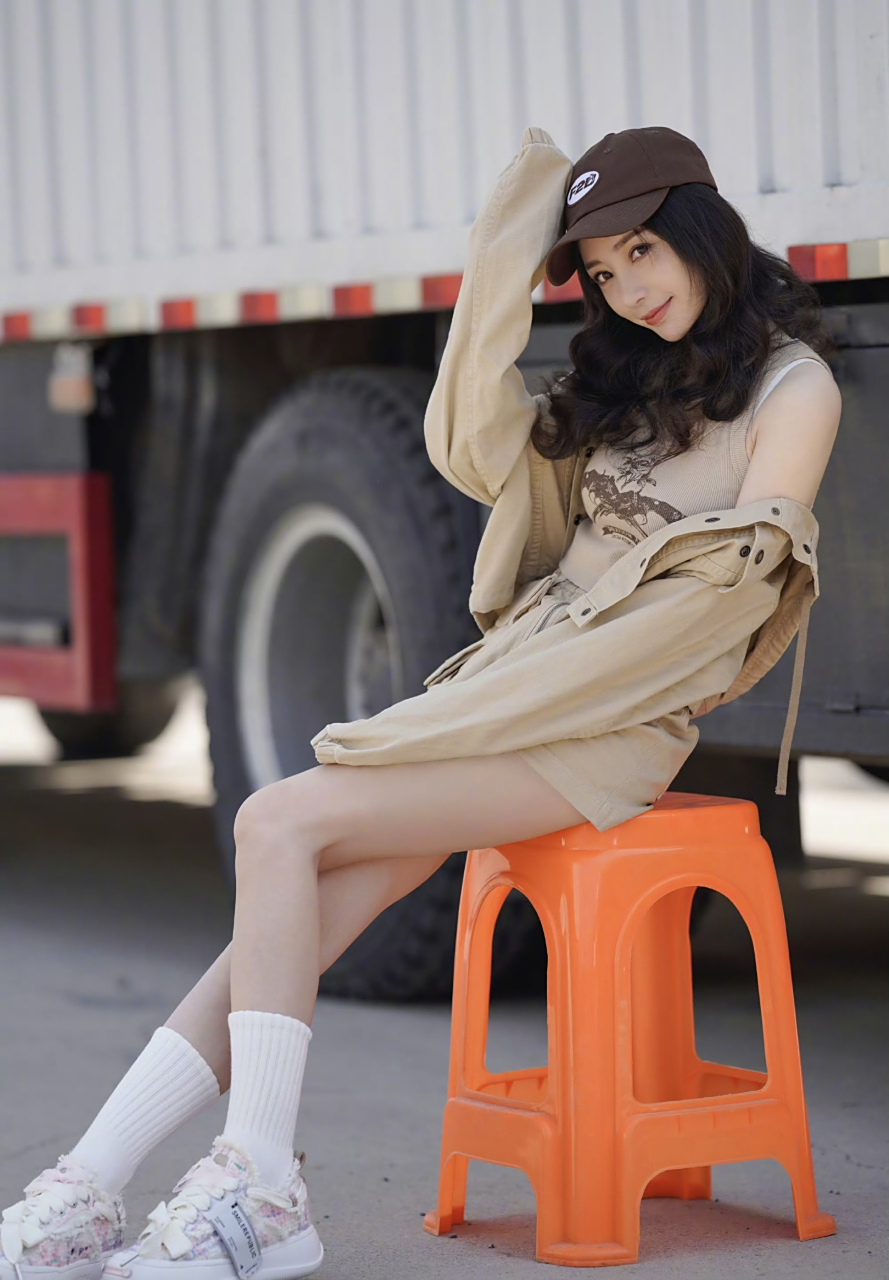 柳岩身材好绝# 柳岩工装连帽衫短裙77复古战地背心,尽显细腰长腿