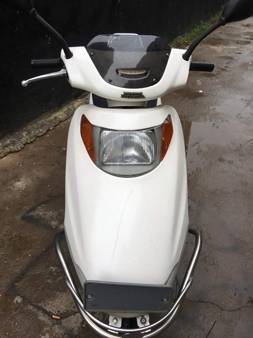 今天在一个超市门口看到一辆本田的经典之作小公主scr100,是一个银色