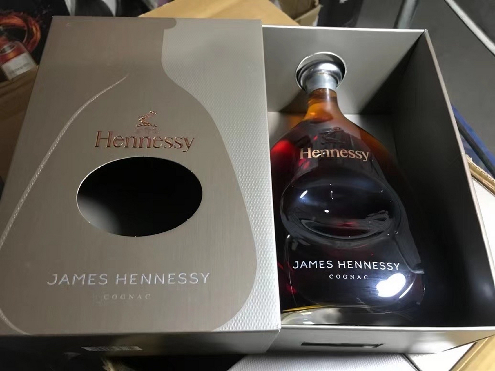 轩尼诗詹姆斯(1000ml) 轩尼诗家族为了向创始人之子詹姆斯·轩尼诗