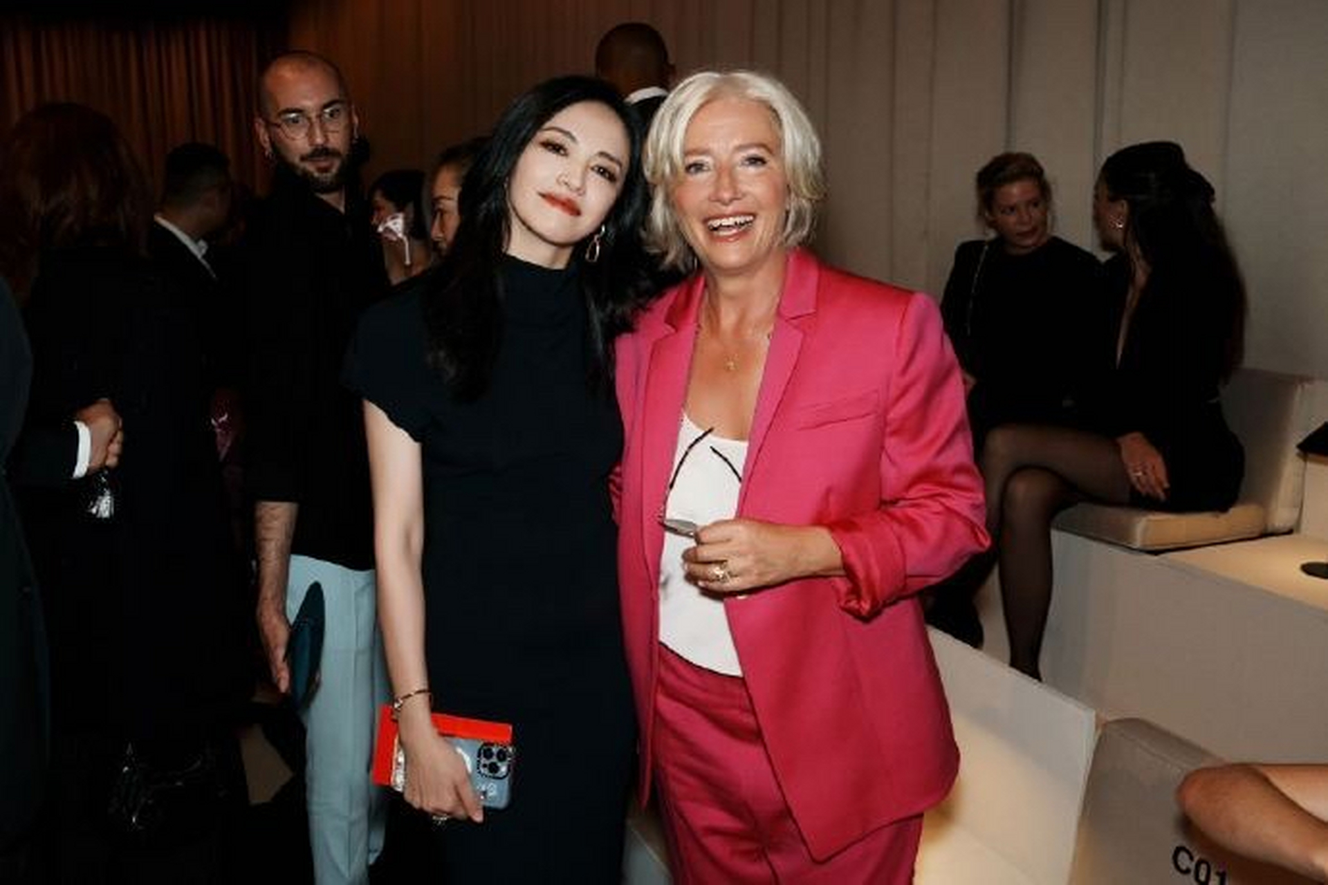 姚晨和奥斯卡影后艾玛·汤普森emma thompson在巴黎参加时装周活动