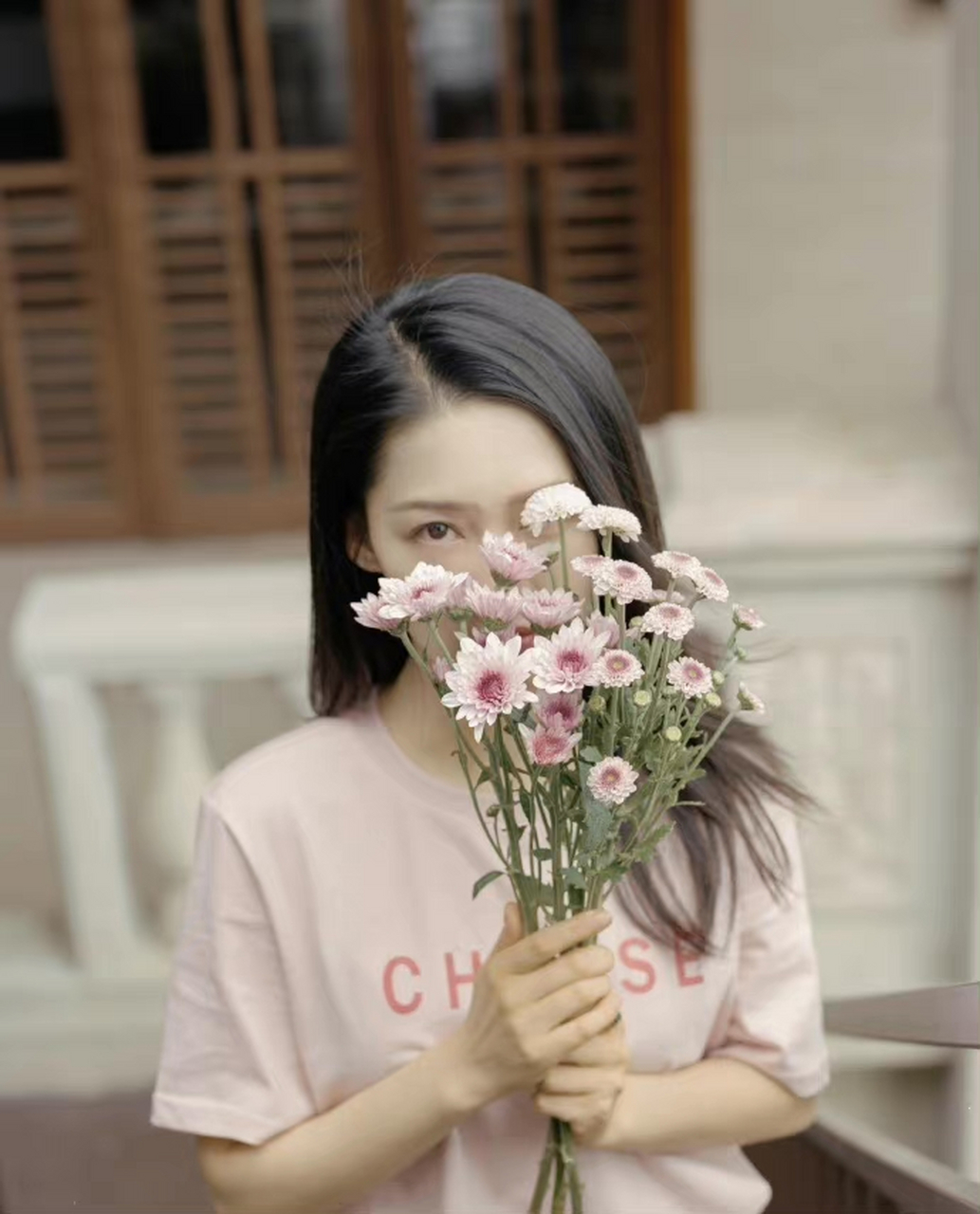 明星艺人新造型欣赏# 李沁粉色短袖t恤捧花造型,花的颜色和衣服很配