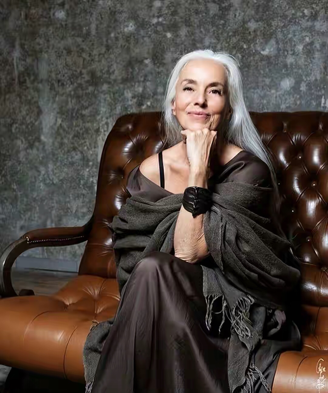 66岁奶奶当模特,天生白发,身材火辣又优雅