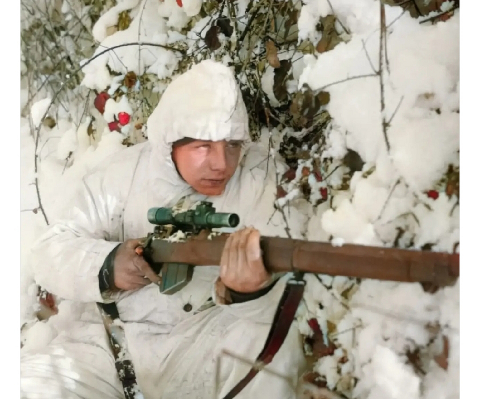 1945年1月14日,在比利时阿登地区,一名身穿雪地吉利服的英军狙击手