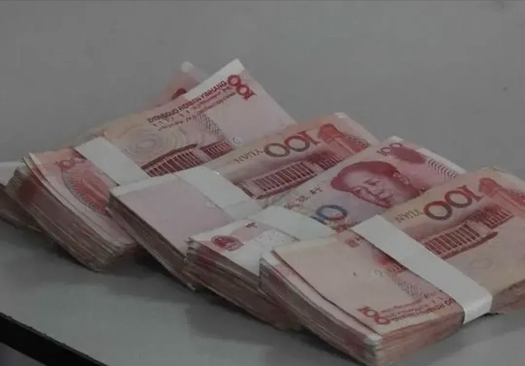 女同事问我是否能够拿出10万块钱,我毫不犹豫地回答说:"没问题!