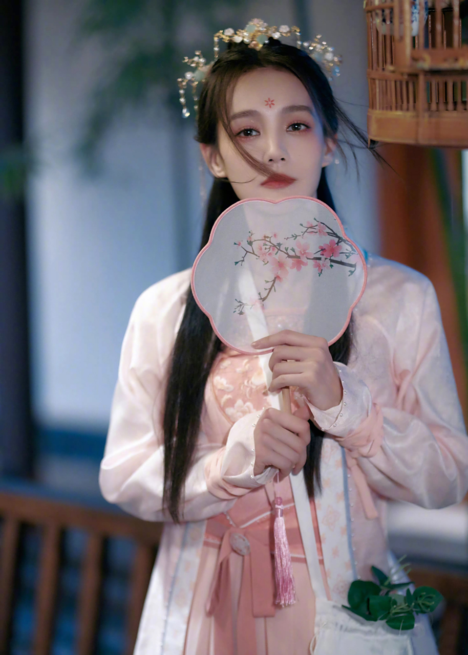 美人一笑为谁倾,美人一笑为谁倾#你心中的古装女神# #人间绝色# #一眼