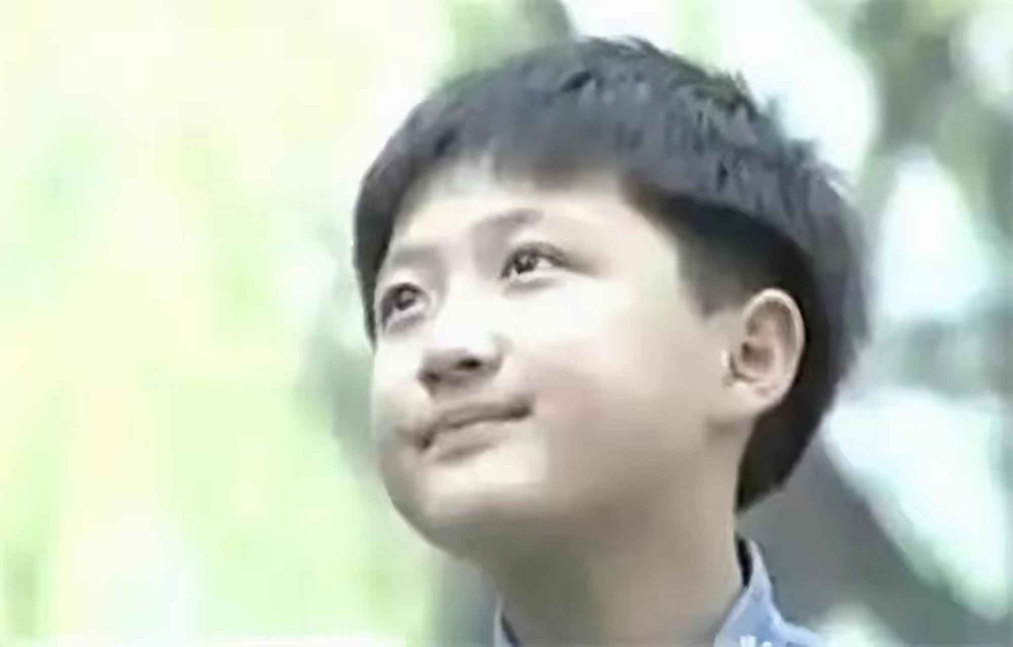 他是家喻户晓的童星-李传,败光千万家产,如今精神分裂靠捡垃圾为生!