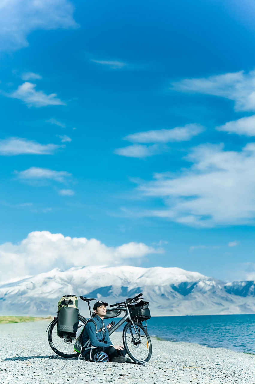 吴磊塞里木湖骑行高清图.