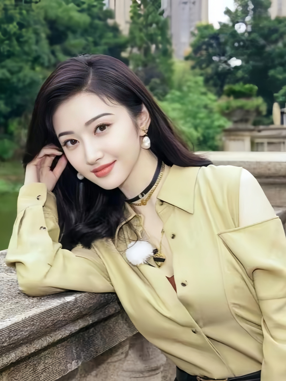 景甜是一位天生丽质,秀气佳人的女演员,她的形象和气质备受认可和喜爱