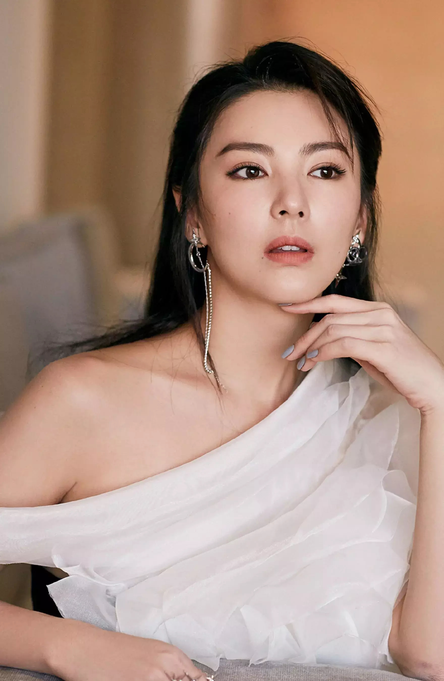 原来张雨绮身材也有不足,看肩厚的她如何运用穿搭尽显性感!