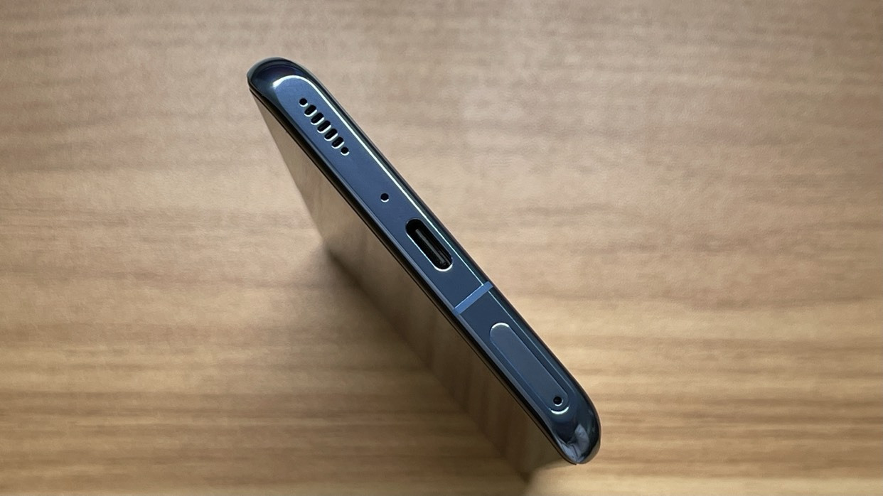 小米11底部扬声器的开孔,并不是一样大的,而是中间大两侧逐渐变小的"