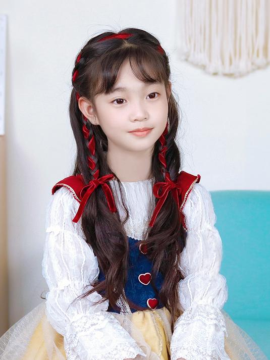 公主风红丝带编发,圣诞新年都可以给女儿梳起来