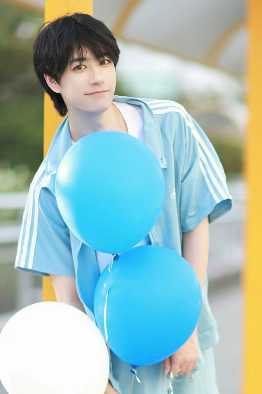 一个人,在素净的光阴里,不紧不慢地生活.#情感# #帅哥# #时尚穿搭