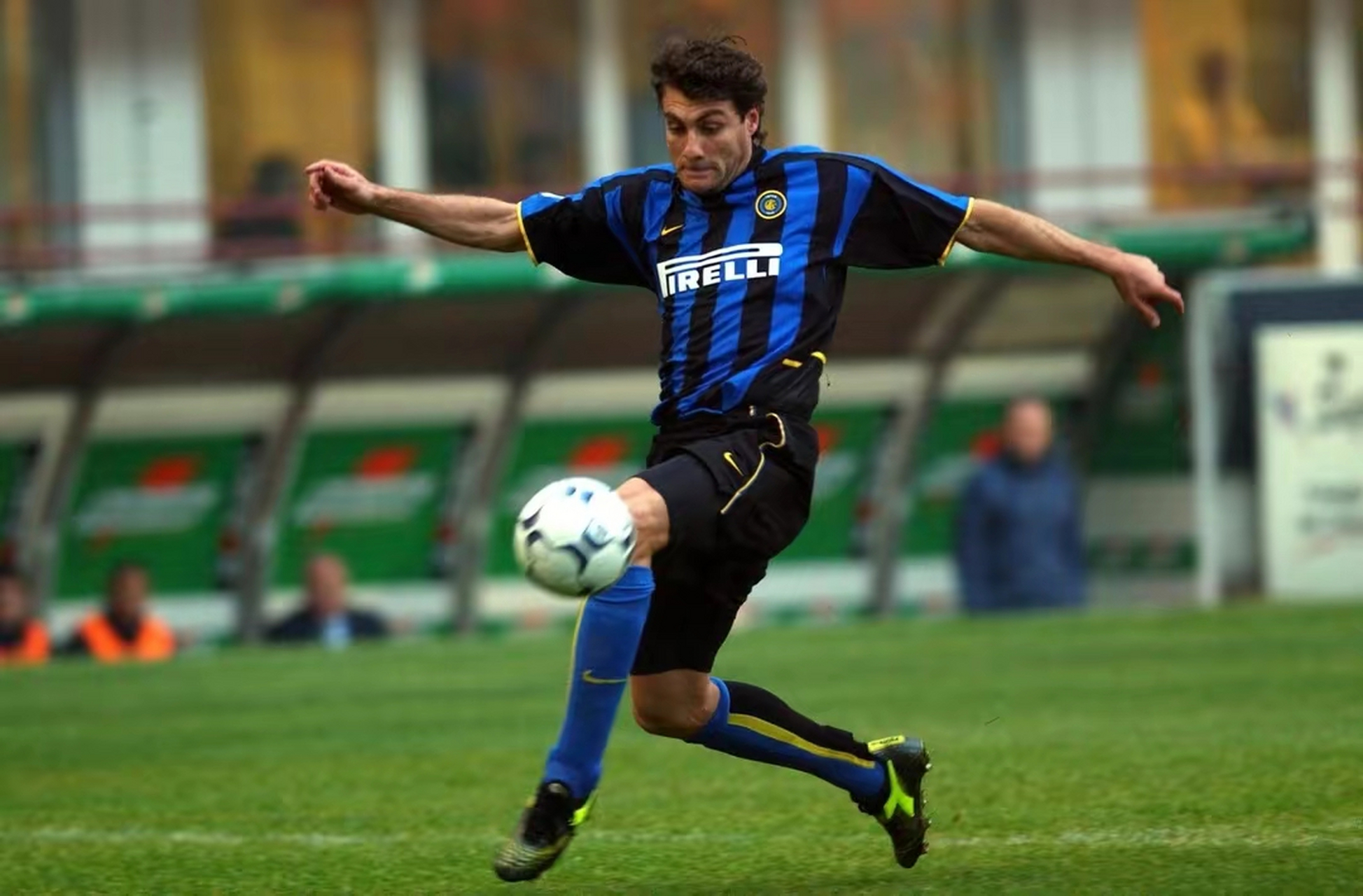 维埃里入选国米名人堂 3月2日讯 国际米兰俱乐部官方宣布,意大利名宿