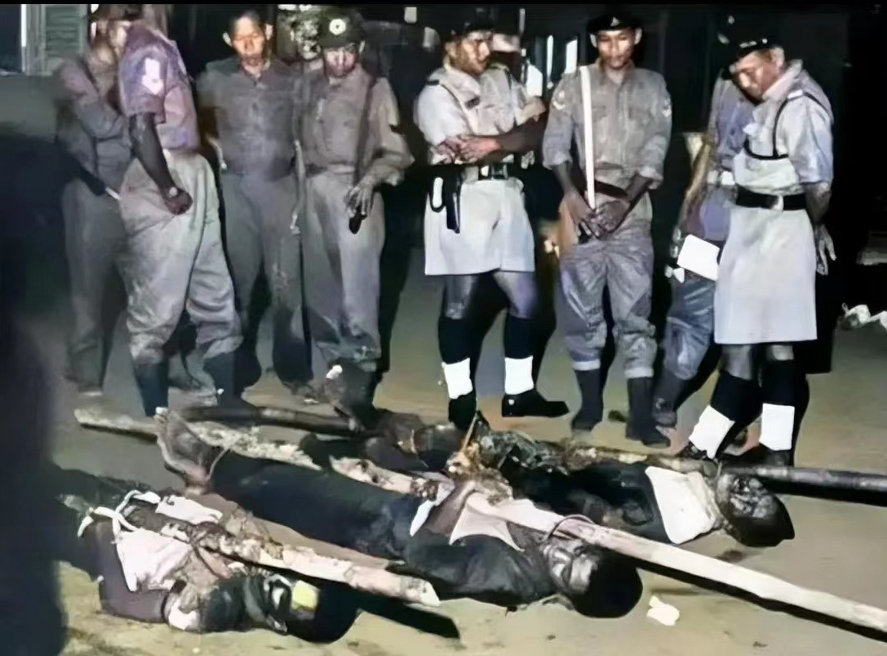 1965年,印尼街头几名无辜的华人惨遭杀害的场景,他们