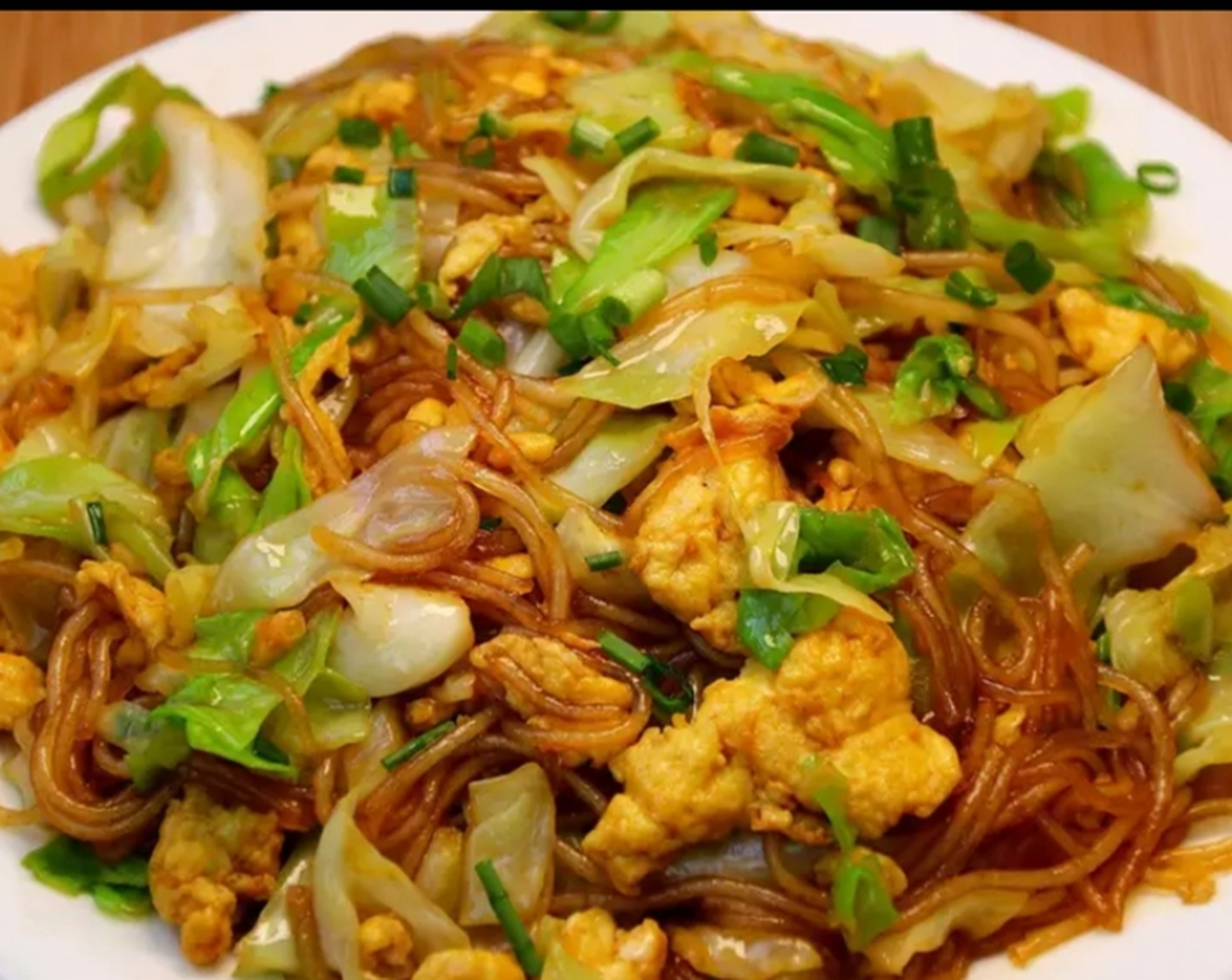 我的美食分享#  包菜炒粉条 食材:包菜,胡萝卜,鸡蛋,红薯粉条  盗料