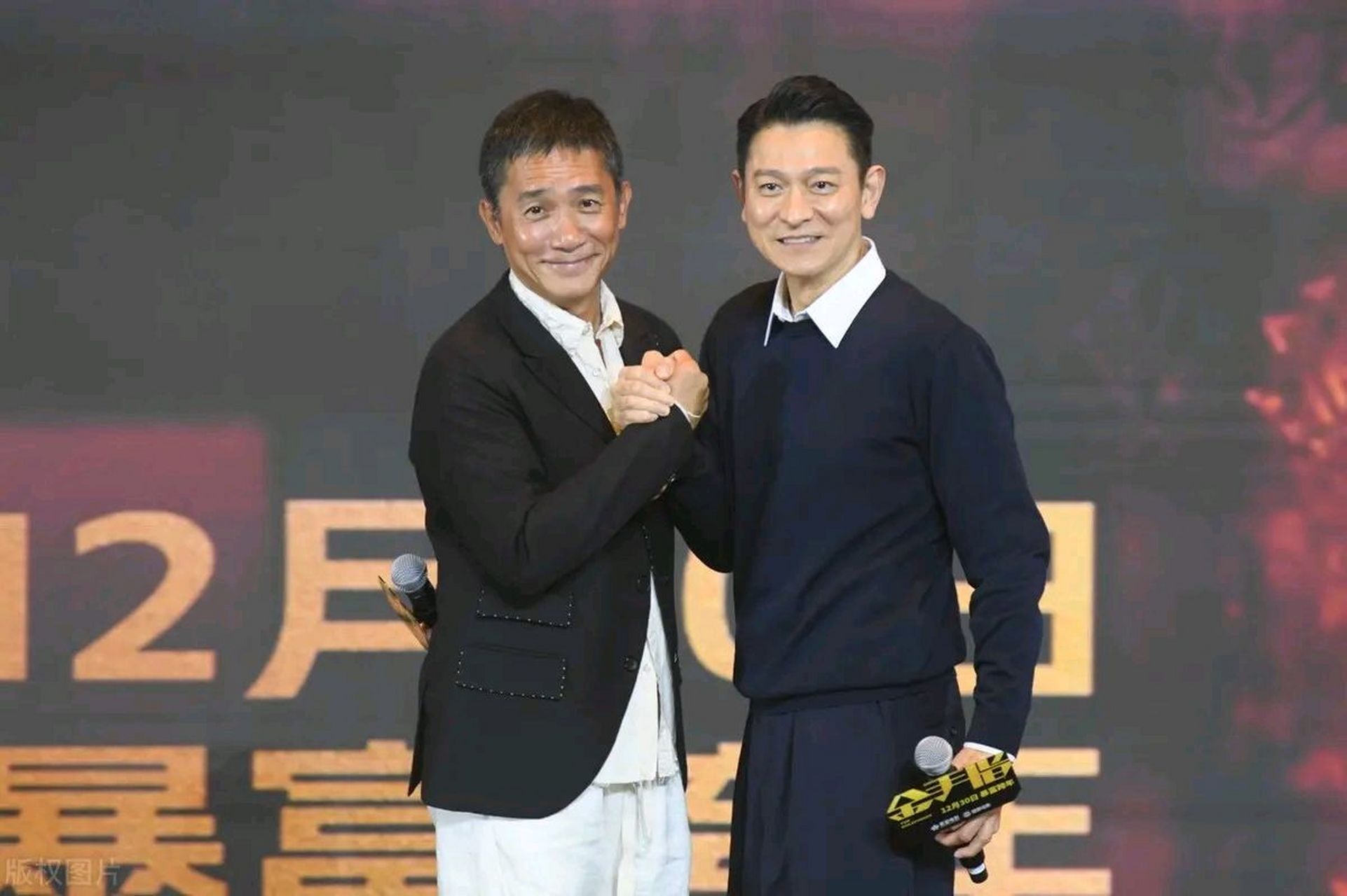 今天刘德华和梁朝伟一起亮相北京,两位看上去都很年轻,而且关系特别的